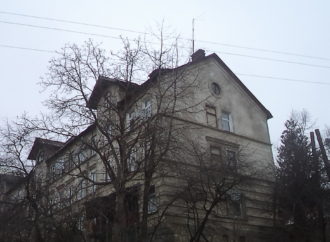 У Винниках ремонтують дахи комунальних будинків