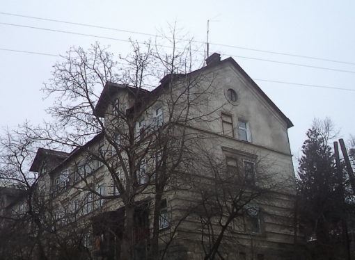 У Винниках ремонтують дахи комунальних будинків