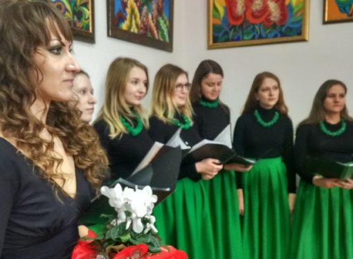 Перша персональна виставка Олени Зозулі: квіти, райські яблука і кохання равликів