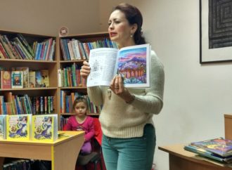 Казкарка Леся Кічура розповіла винниківським школярам про добру Бабу-Ягу, янголів, як Бог роздає немовлят