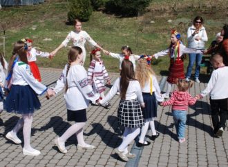 Вихованці недільної школи привітали винниківчан із Христовим Воскресінням
