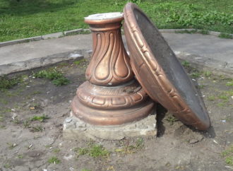 У Винниках вандали пошкодили фонтан