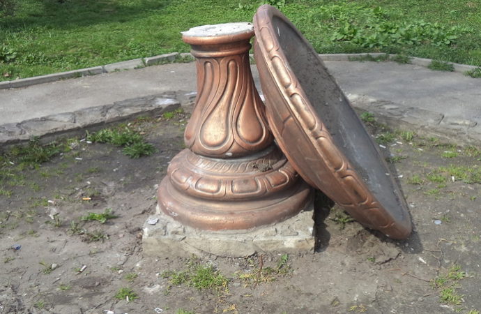 У Винниках вандали пошкодили фонтан