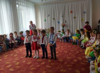 Винниківські малюки вітали з весною та Днем матері