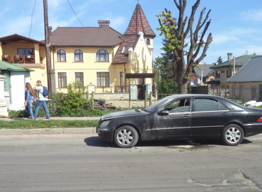 У Винниках горіла іномарка