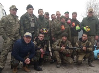 Гостинці з Винник передали на передову