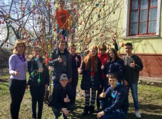 До свята Христового Воскресіння Винники прикрасило писанкове дерево