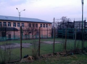 Винниківські хлопчаки люблять футбол і самі прибрали поле зі штучним покриттям