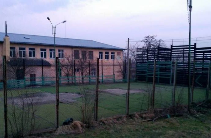 Винниківські хлопчаки люблять футбол і самі прибрали поле зі штучним покриттям