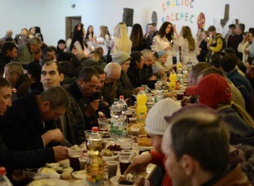 Спільнота «Емаус-Оселя» організовує Великодній сніданок для потребуючих і самотніх