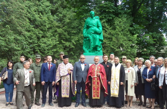 У Винниках відзначили День пам‘яті та примирення