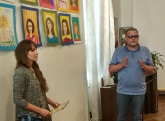 У Винниках презентували виставку дитячих малюнків «Портрет мами»