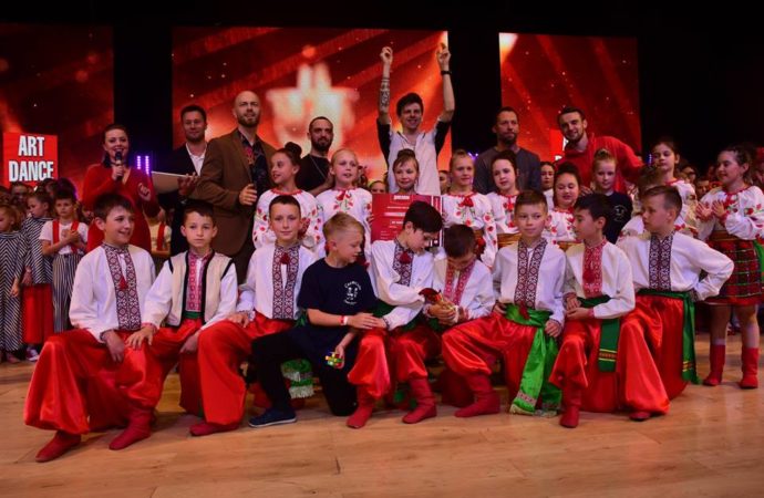 Народний ансамбль танцю «Святослав» гучно привітав матерів Винник –срібною медаллю Чемпіонату України