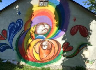 Сіру стіну будинку в парку Винник прикрасили до Дня матері