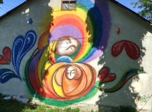 Сіру стіну будинку в парку Винник прикрасили до Дня матері