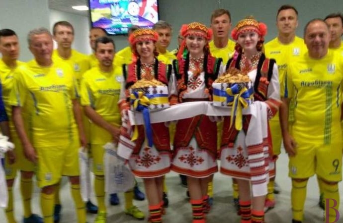 Учасниці Народного ансамблю танцю “Святослав” вітали футболістів-ветеранів із Грузії та України