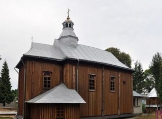 У сусідніх із Винниками Дмитровичах ремонтують старовинну церкву
