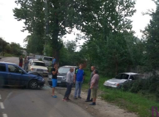 У Лисиничах зіткнулися три автомашини