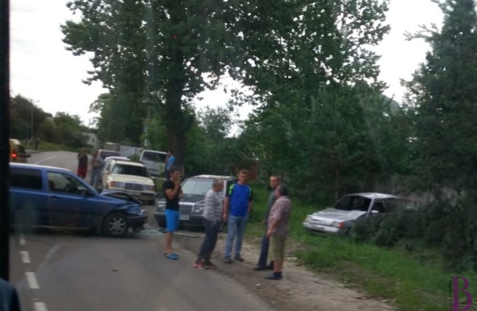 У Лисиничах зіткнулися три автомашини