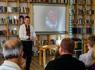 У медіатеці відкрили виставку світлин Почесного громадянина Винник Миколи Тинкалюка