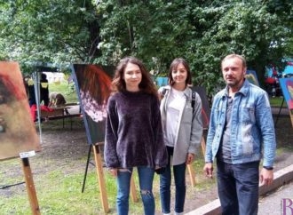 Троє винниківських художників показали свої картини біля ОДА