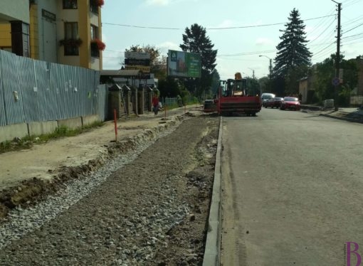 Триває ремонт центральної вулиці Винник