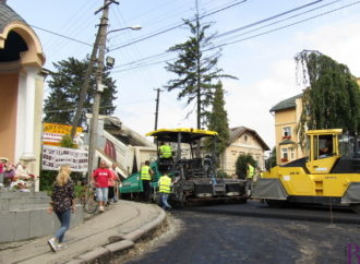 У Винниках асфальтують чергову ділянку вулиці Галицької