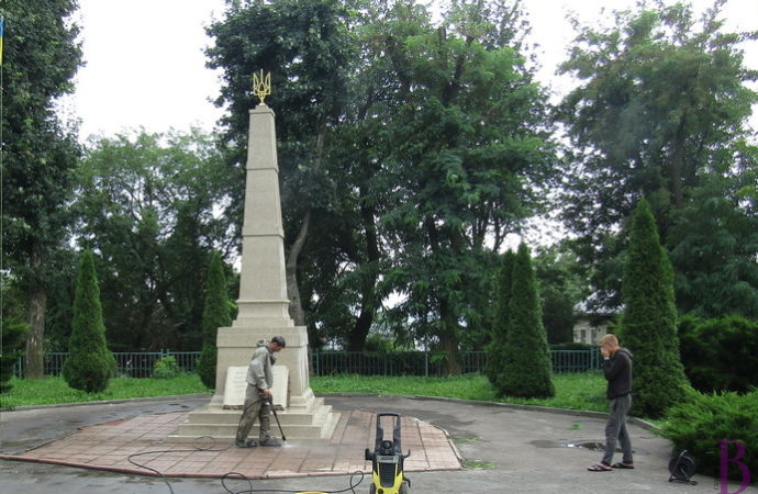 Пам‘ятник Незалежності України очистили від нашарувань