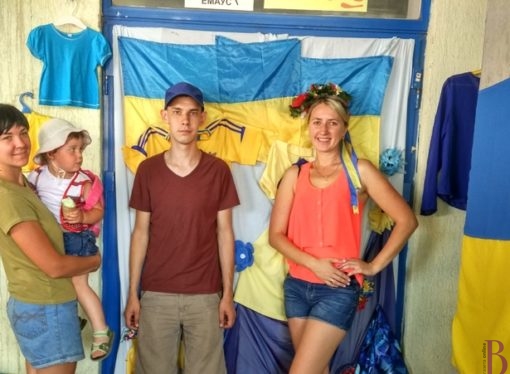 «Оселя» роздаровує подарунки усім, хто приходить у вишиванках