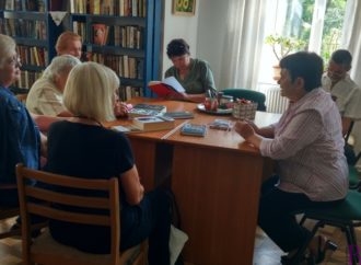 Учасники книжкового клубу сеньйорів «55+»  читали, спілкувалися, дивилися фільм