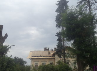 У Винниках ремонтують дах багатоквартирного будинку