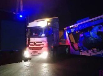 Автопричіп заблокував дорогу Винники-Львів (Фото)