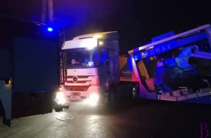 Автопричіп заблокував дорогу Винники-Львів (Фото)