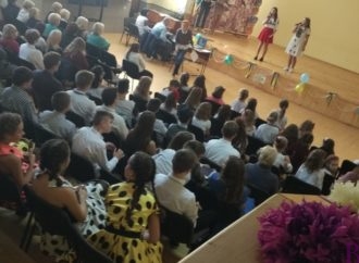 Винниківські школярі привітали педагогів із Днем вчителя