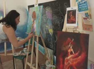 Дорослі не тільки вчаться малювати, а й взялися за створення картин для виставок у власних домівках