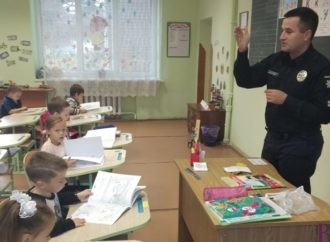 Офіцер поліції розповів першокласникам про безпеку та пригостив цукерками