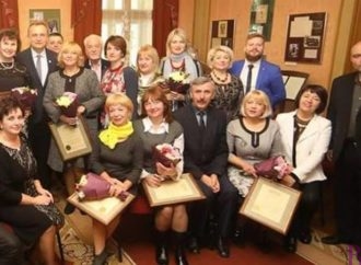 Оксану Палько, яка працює в Школі мистецтв від її відкриття, відзначили за професіоналізм
