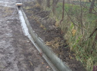 На вулиці Кривій у Винниках споруджують водозливну мережу