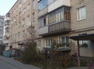 У будинку на вулиці Кільцева, 2 у Винниках відремонтували дахи над входами в під‘їзди