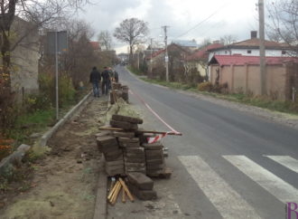 На вулиці Шевченка у Винниках споруджують тротуар