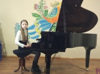 Талановиті учні та випускники Школи мистецтв Винник представили новий дороговартісний рояль