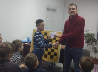 Юний шахіст Маркіян Надворний отримав грошову премію за найвищий рейтинг у розв’язуванні задач
