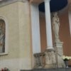 Крадуть квіти, які приносять до фігури Матері Божої