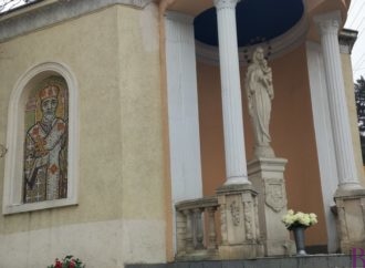 Крадуть квіти, які приносять до фігури Матері Божої