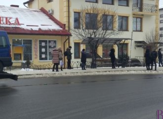 Не будьмо байдужими: на зупинках у Винниках мало не замерзли чоловіки