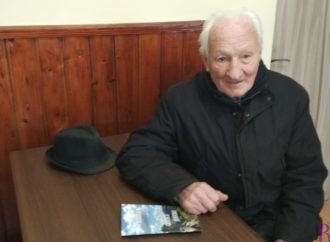 85-річний мешканець Винник за пенсію видав поетичну збірку «Олекса Довбуш»