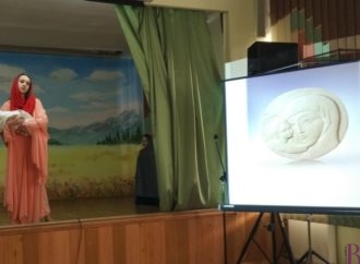 У Винниківській школі-інтернаті відкрили виставку скульптора Олексія Леонова й «оживили» його роботи