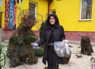 Весняні «жнива»: недопалки біля винниківської дитячої бібліотеки