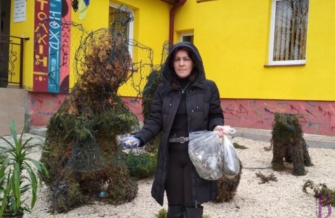 Весняні «жнива»: недопалки біля винниківської дитячої бібліотеки