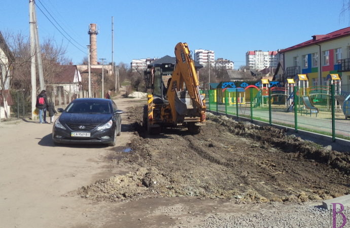 У Винниках забруковують вулицю Олени Теліги